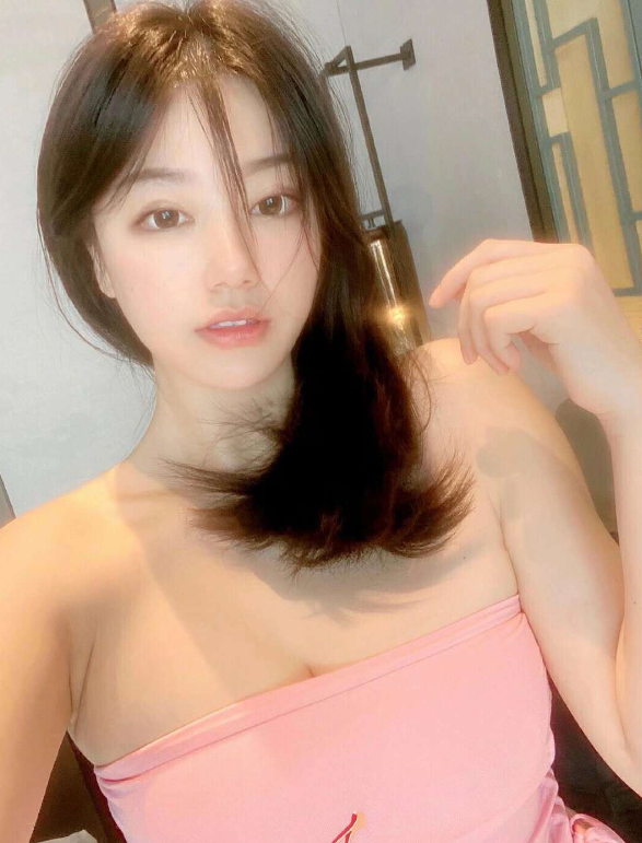 钢琴老师女神薇薇，身材傲人